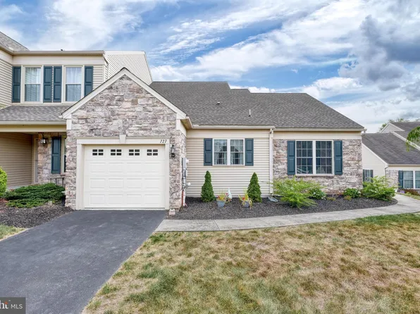 727 Creek Side Dr, Hummelstown, PA 17036