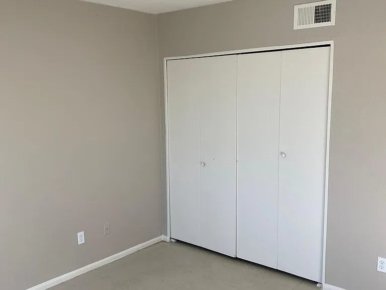 403 E Quail Ave — Photo 8