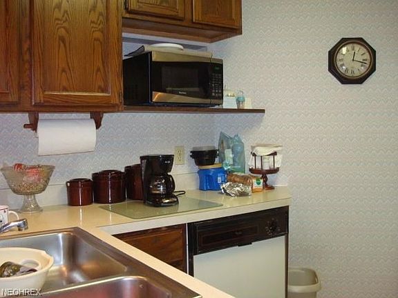 5th image of 3841 Northwoods Ct NE Unit 1