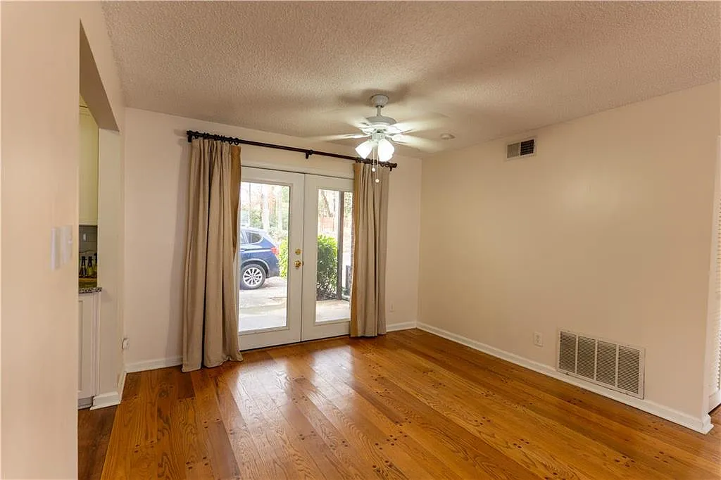 2 bed, 1.0 bath, 1040 sqft, $1,750 — Photo 2