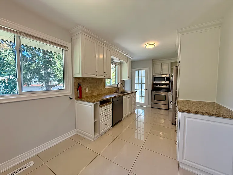 404 Grantham Ave — Photo 10