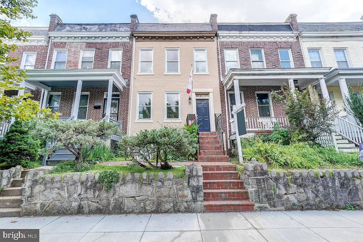 1319 D St NE photo 1