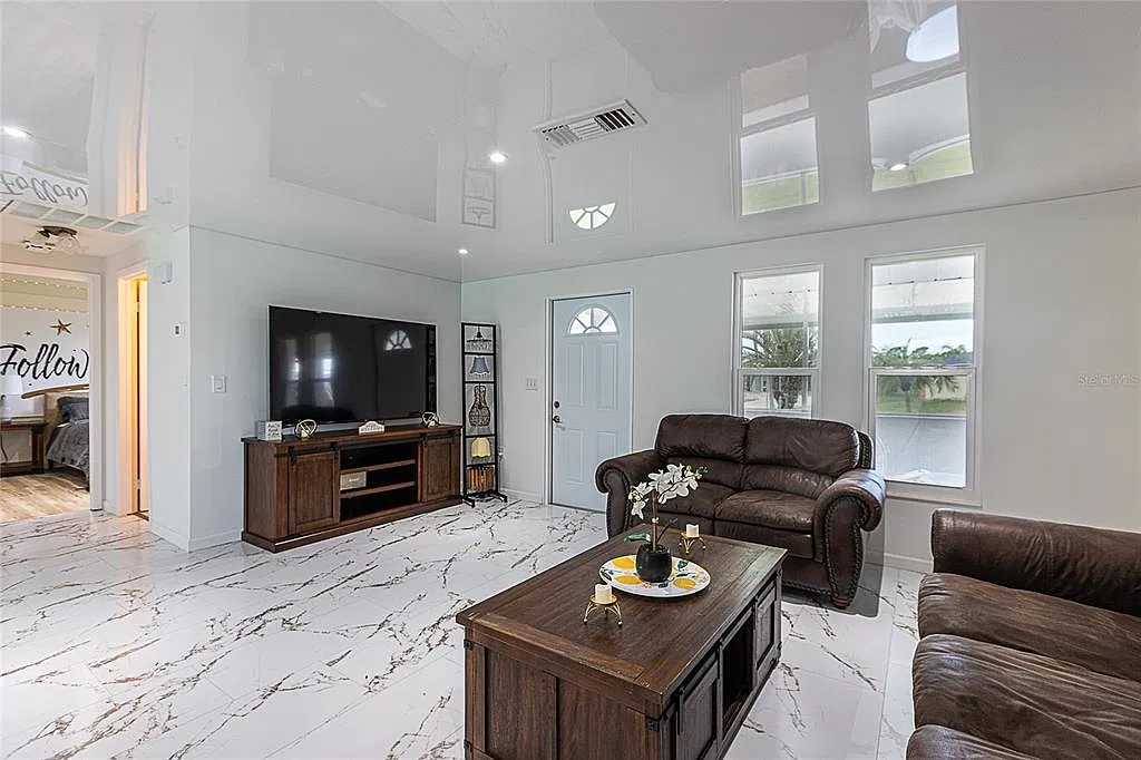 3 bed, 2.0 bath, 1200 sqft, $2,345 — Photo 4