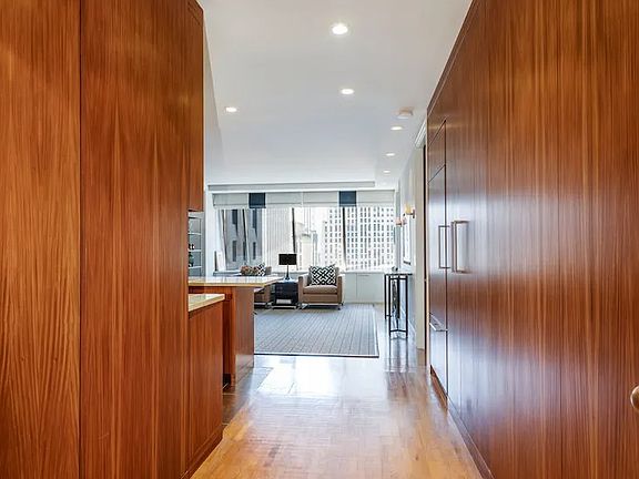 4th image of 15 W 53rd St #32C