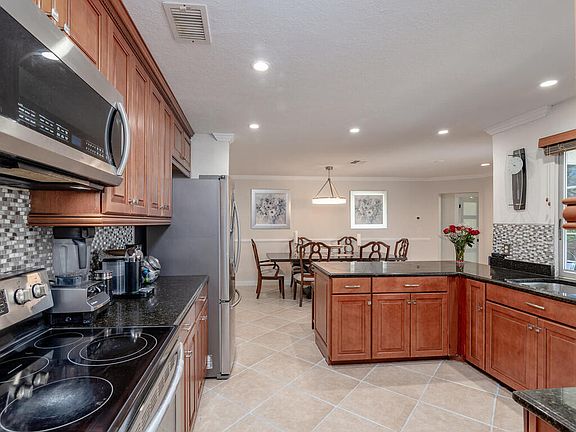 5th image of 326 Sand Hill St