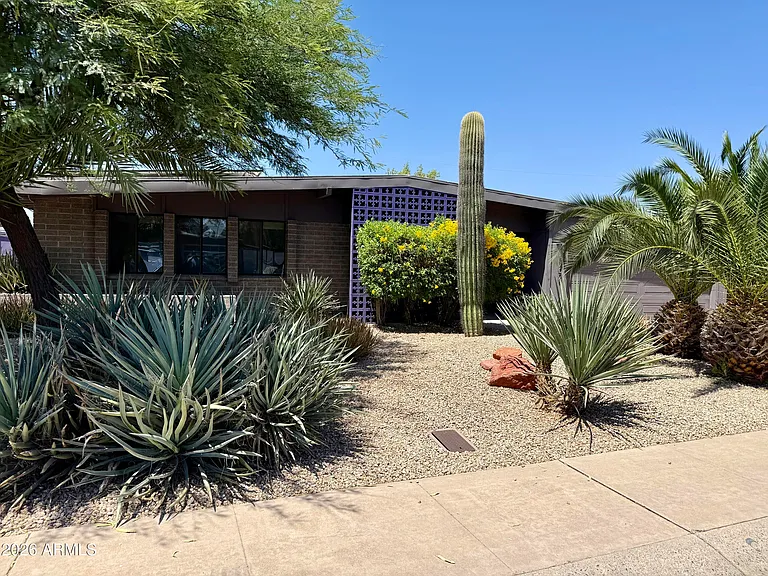 3702 E Paradise Dr — Photo 2
