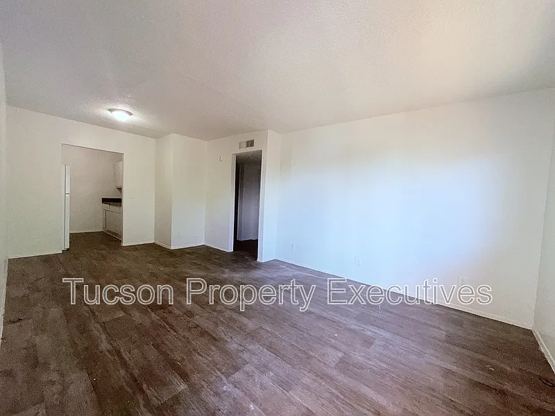 2 bed, 1.0 bath, 1000 sqft, $900 — Photo 4