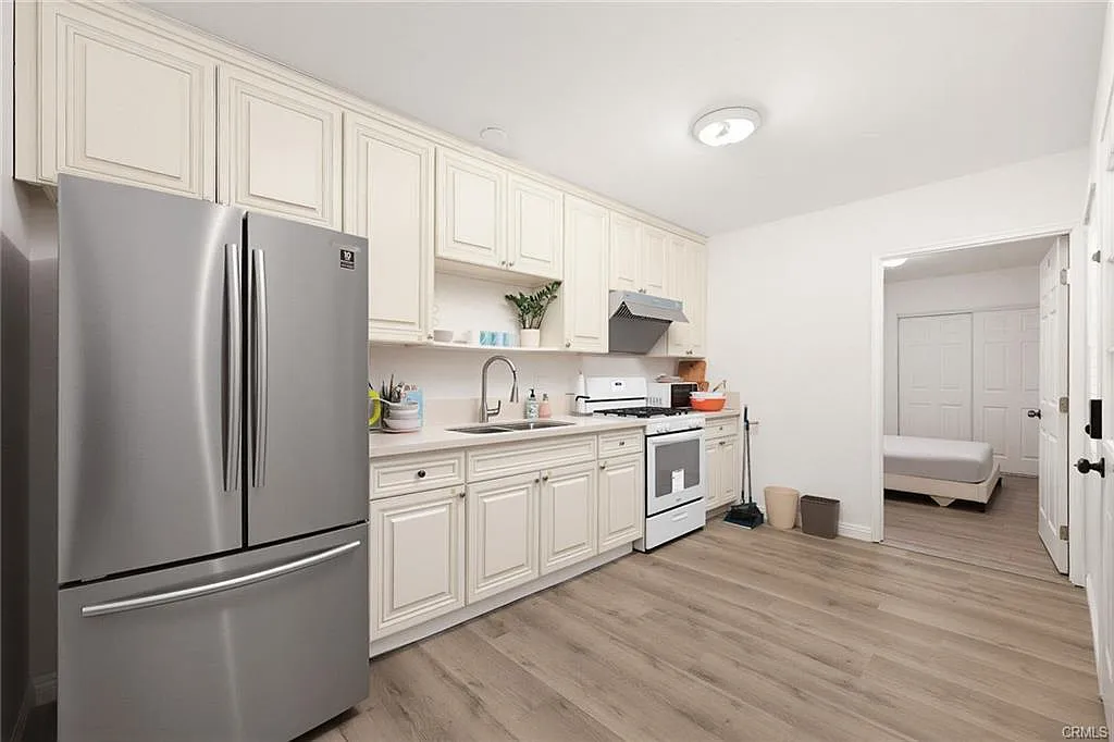 3 bed, 1000 sqft, $3,200 — Photo 4