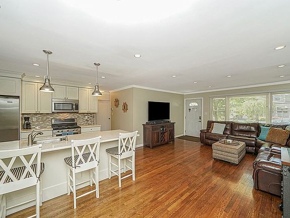 3rd image of 134 Woods Ave
