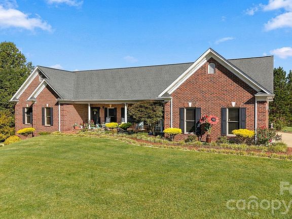 3rd image of 3330 Shamrock Hts