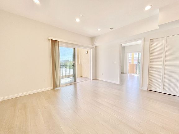 5th image of 7514 Haskell Ave #301