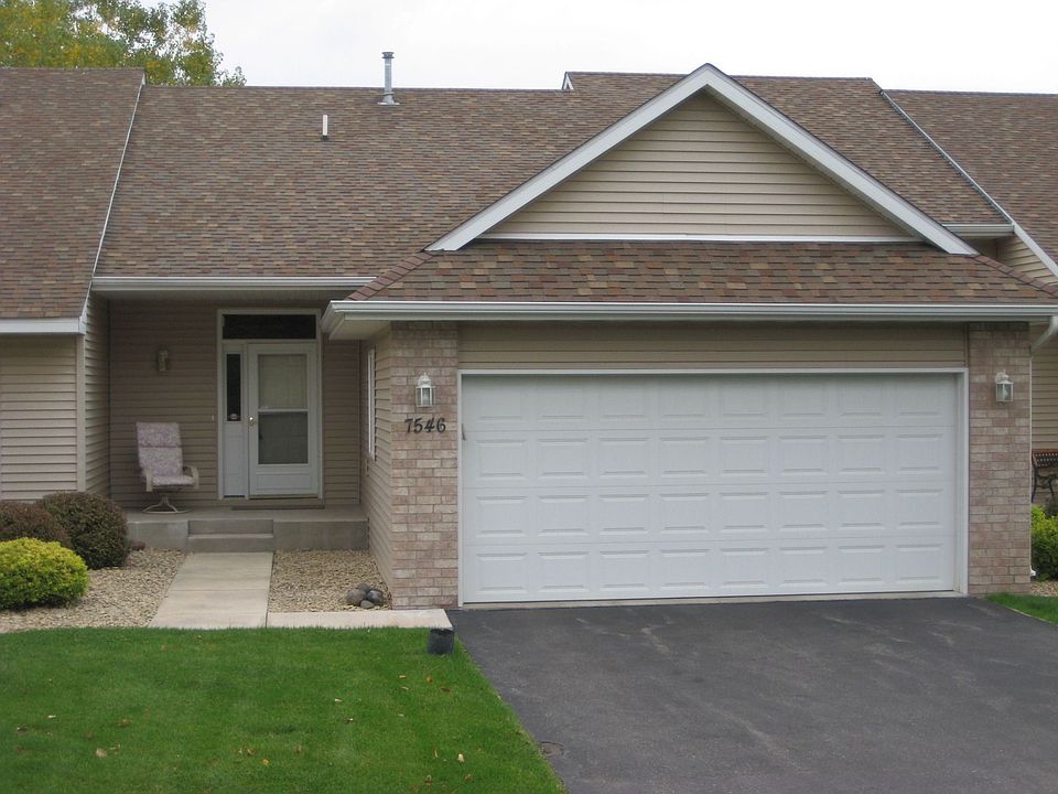 Spacious entry/Two car garage/Brand New Roof!