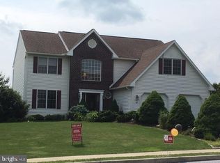 202 Farmingdale Dr, Douglassville, PA 19518