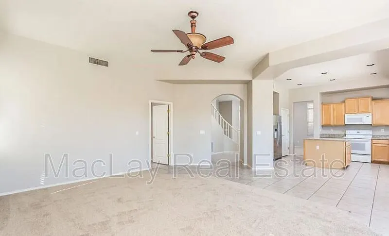 4 bed, 2.5 bath, 3000 sqft, $3,400 — Photo 3