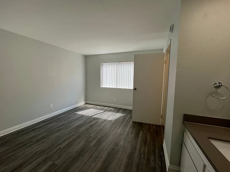 226 South Serrano — Photo 28