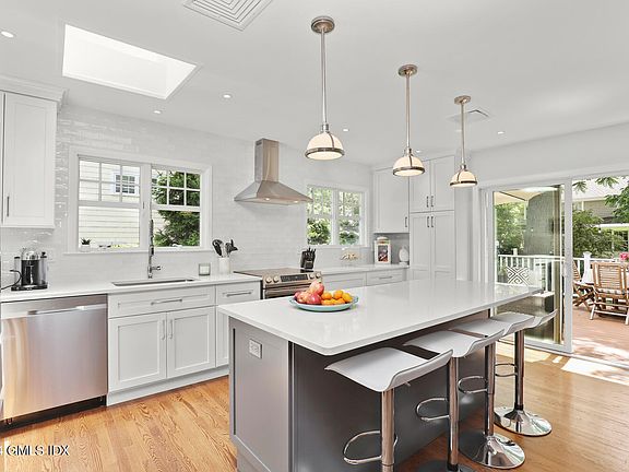 3rd image of 8 Willow Ln