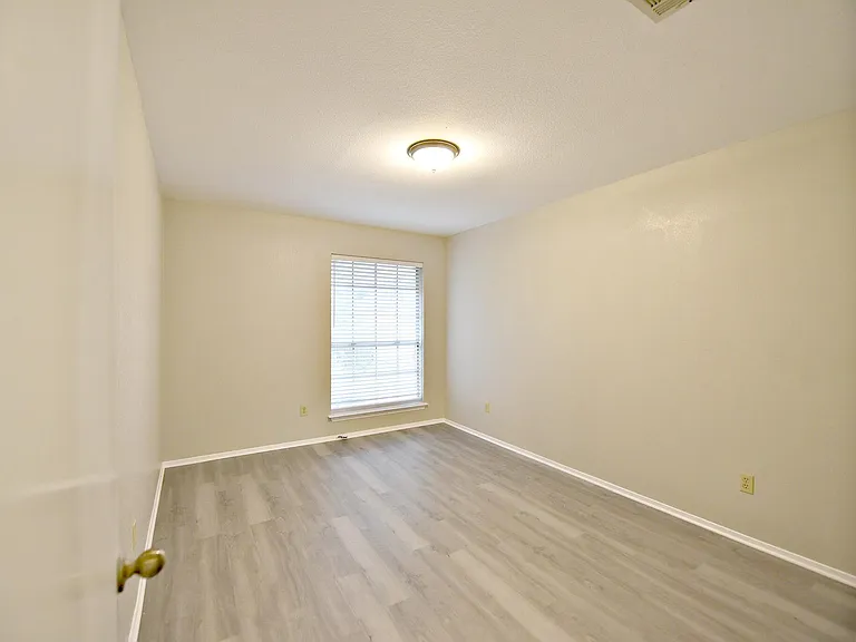 12801 Margit Dr — Photo 16