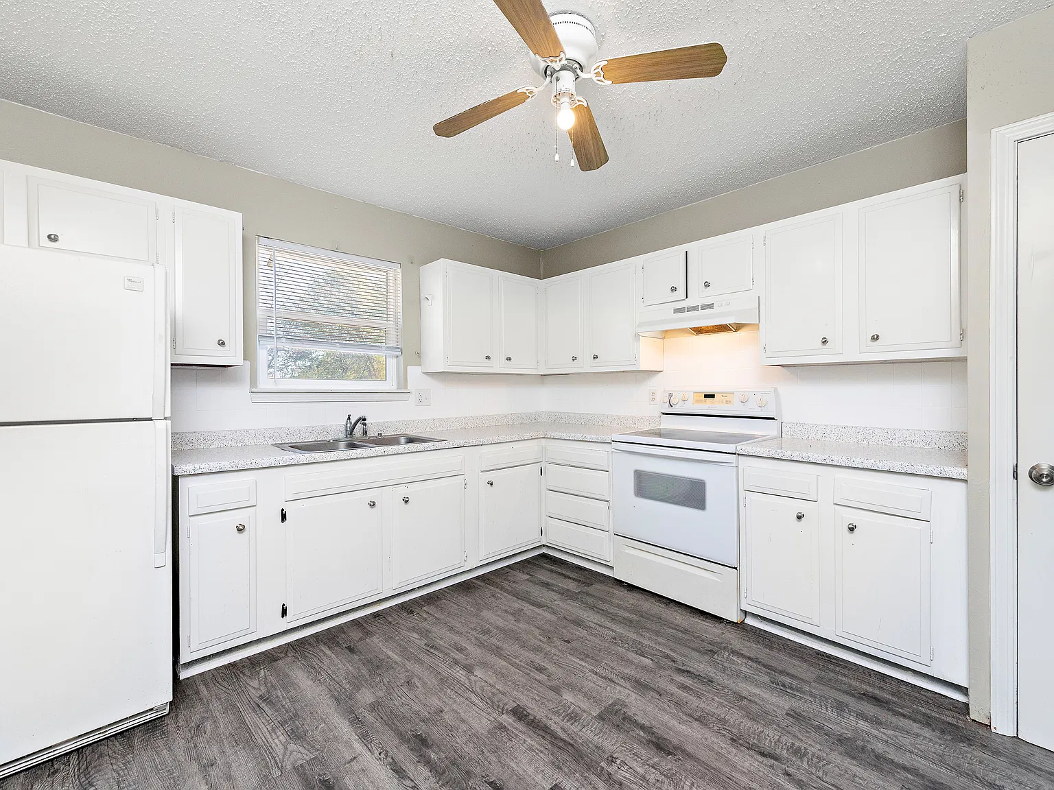 3 bed, 1600 sqft, $1,300 — Photo 4