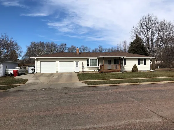900 W 10th St, Yankton, SD 57078