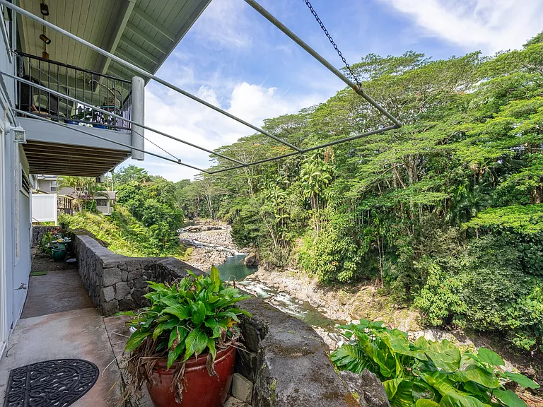 Small area in front of entry that overlooks Wailuku river