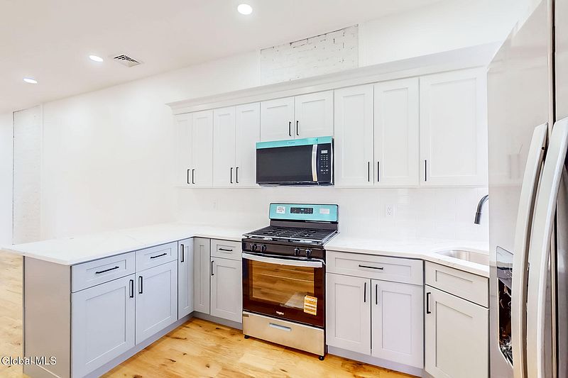 4th image of 28 White Street