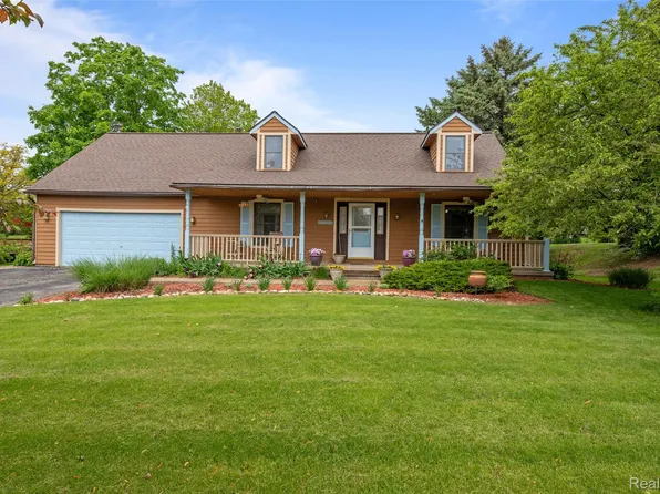 61472 Tayberry Cir, South Lyon, MI 48178