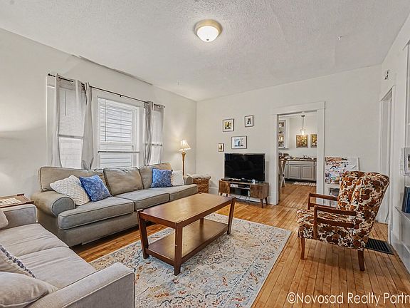 5th image of 725 Crescent St NE