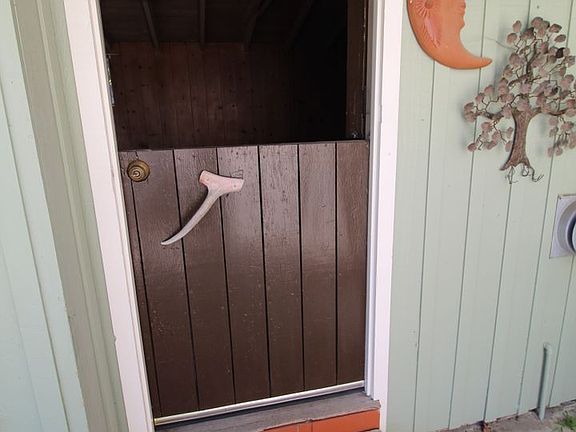 3rd image of 826-830 Poli St #826