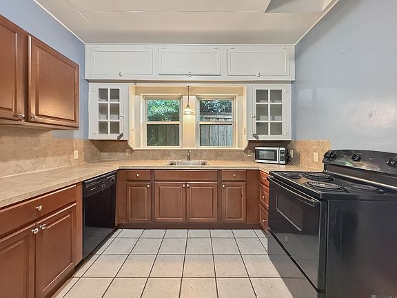 5th image of 128 Hearthstone Dr