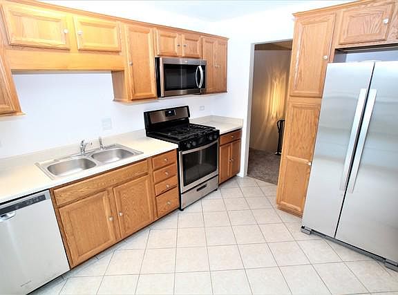 3rd image of 945 W Bryn Mawr Ave