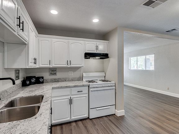 5th image of 3944 W Wilshire Dr