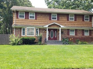 15 Pine St, Commack, NY 11725