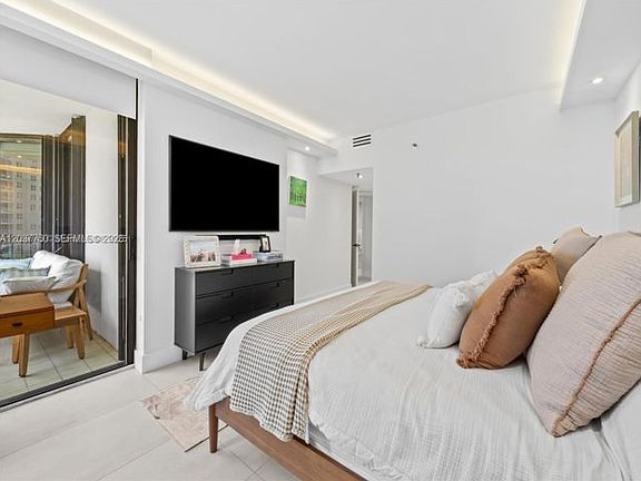 5th image of 520 Brickell Key Dr APT A713