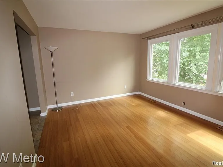 311 Woodlawn Ave — Photo 5