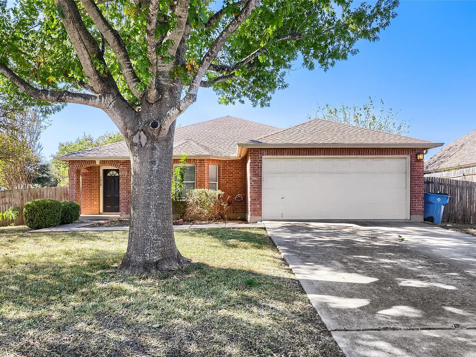3 bed, 2.0 bath, 1900 sqft, $2,100 — Photo 3