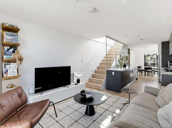 1647 E Pender St #309, Vancouver, BC V5L 1W2