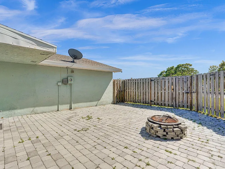 NE Solida Cir — Photo 6