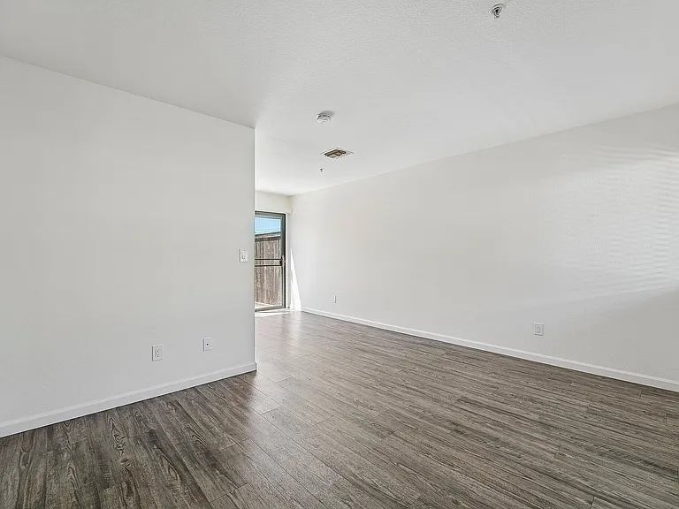 15-web-or-mls-403-425 Junction Ave 109A-S1807-013