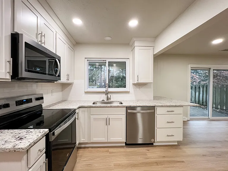 484 Jeannette Dr — Photo 1