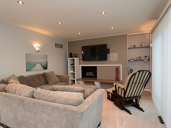 4th image of 21 N Regency Dr W