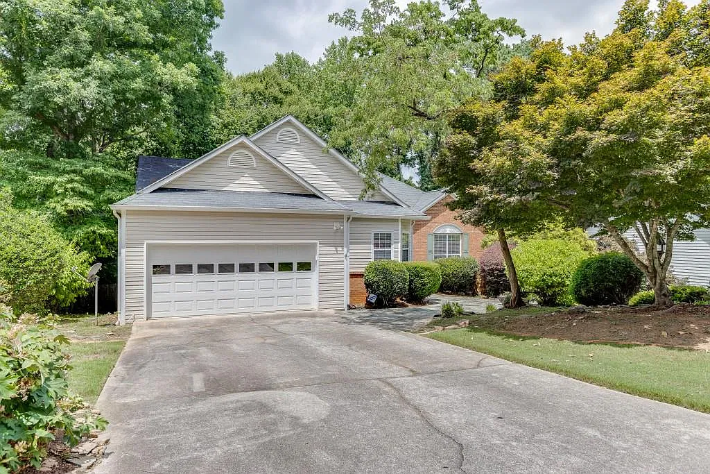 3 bed, 1800 sqft, $2,000 — Photo 1