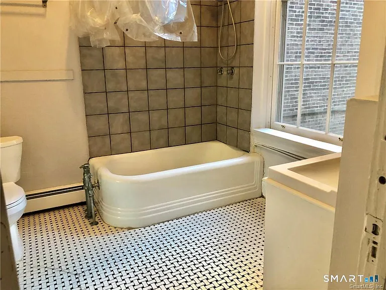 548 Chapel St #1R — Photo 7