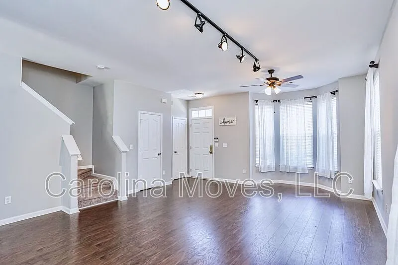 3 bed, 2.5 bath, 1504 sqft, $1,695 — Photo 2