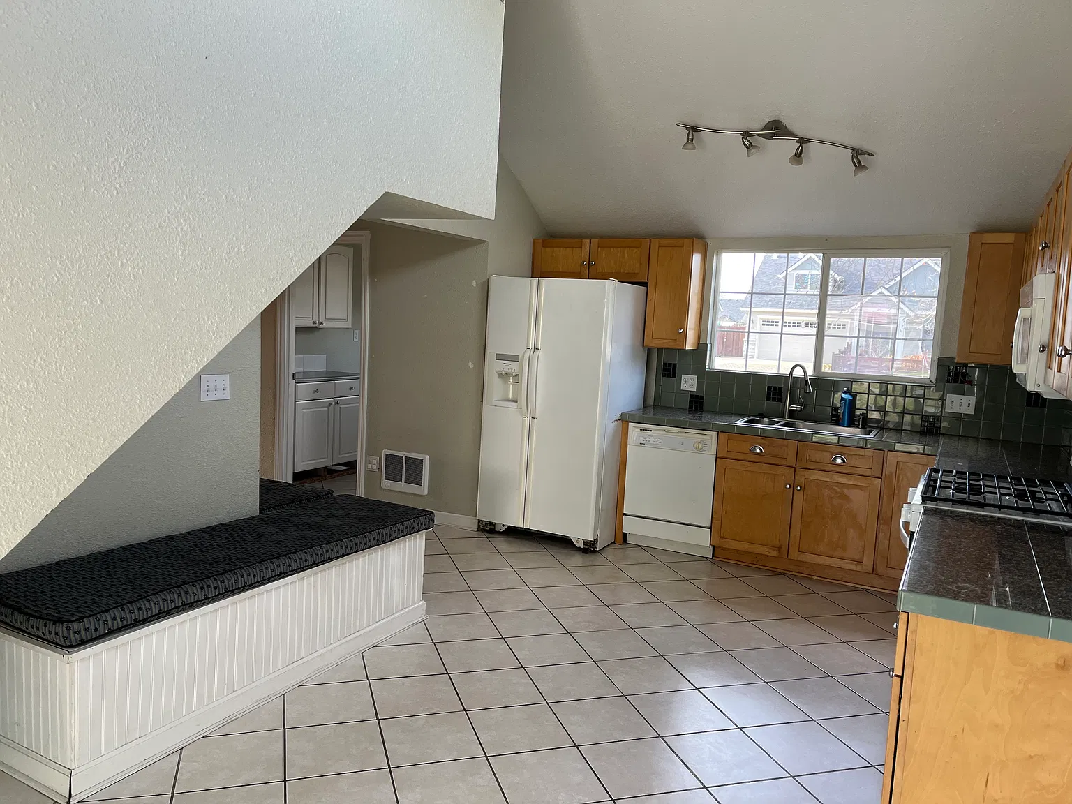 3 bed, 1424 sqft, $2,200 — Photo 3