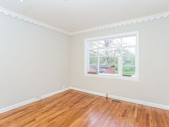 5th image of 1121 Lake Ave