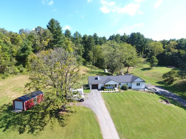 125 Powhatan Pl, Hillsville, VA 24343