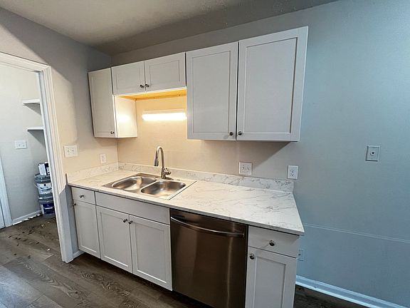5th image of 209 Cedar St APT D3