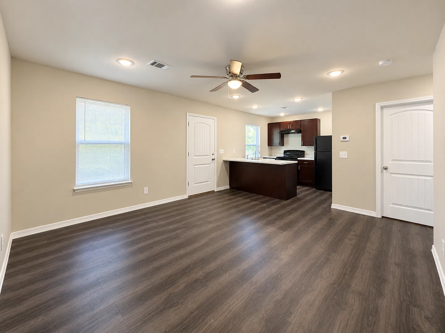 2 Bedroom/2 Bathroom Triplex Unit Southside — Photo 4