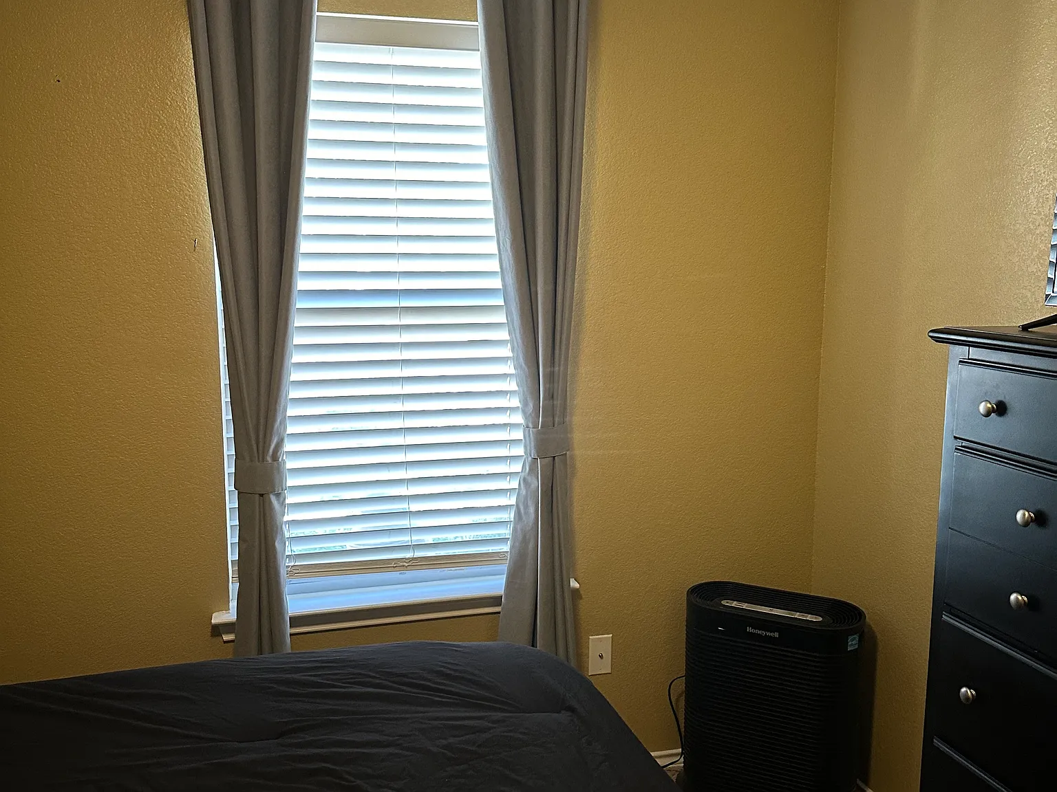 3 bed, 2135 sqft, $1,000 — Photo 2