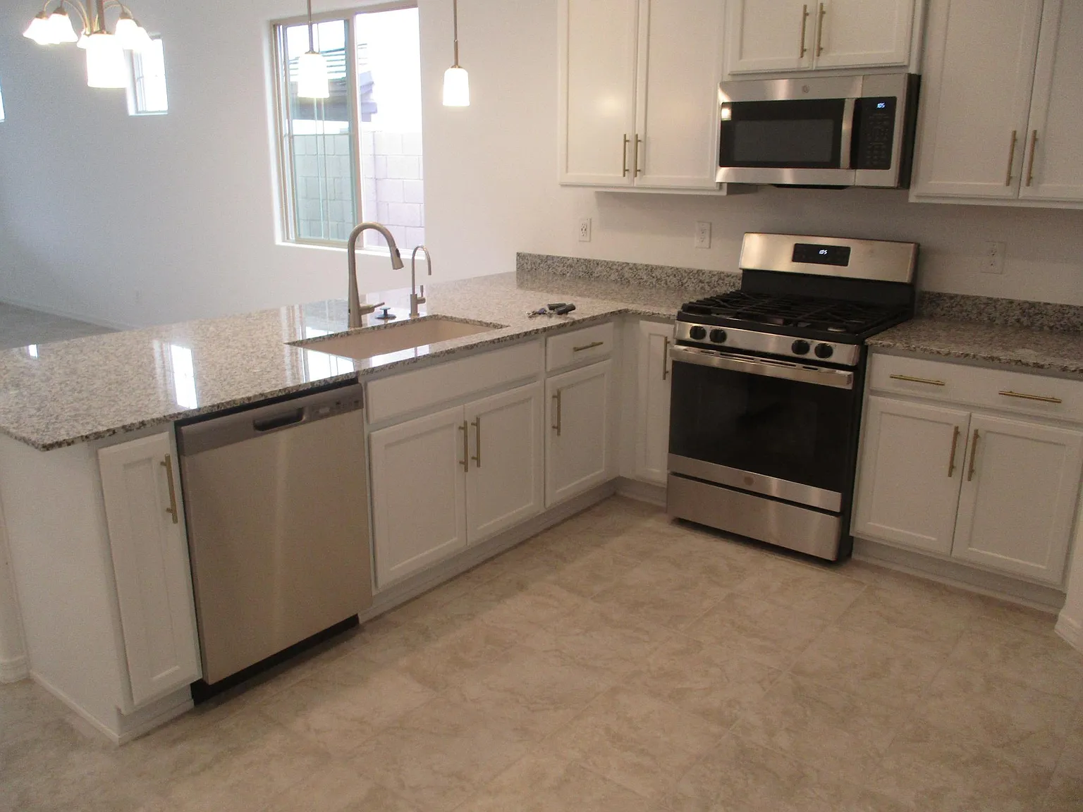 4 bed, 2.5 bath, 1967 sqft, $2,150 — Photo 3